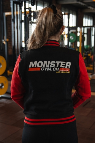 Kundin trägt College Jacke, Rückenansicht.