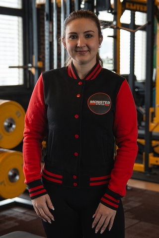 Kundin trägt College Jacke, Nahaufnahme von Vorne.