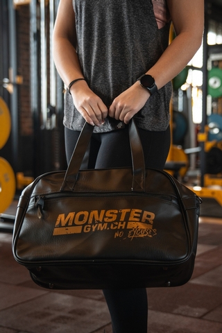 Gymbag Retro wird von Kundin an den kurzen Trägern gehalten.