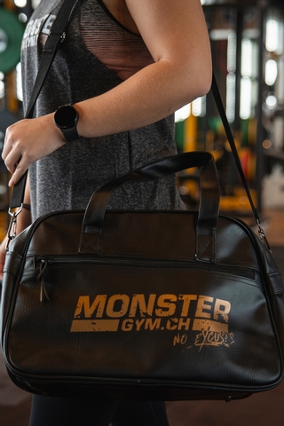 Kundin trägt Gymbag Retro über Schultern.