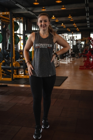 Kundin trägt Tanktop Ansicht von weiter Weg.