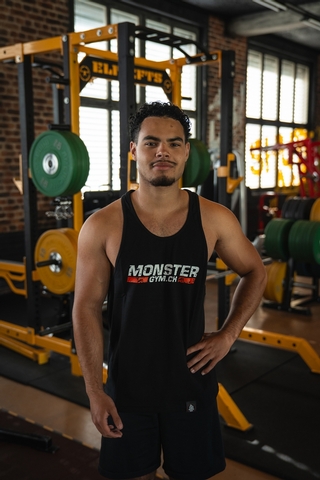 Kunde trägt schwarzes Stringer Shirt Vorderansicht.