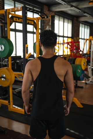 Kunde trägt schwarzes Stringer Shirt Rückenansicht.