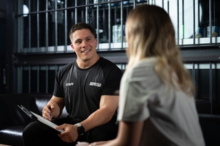 Mitarbeiter führt das Anamnesegespräch mit der Kundin.