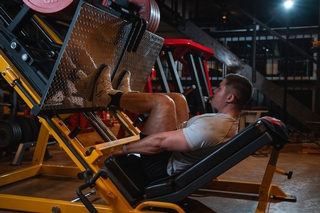 Kunde trainiert an der Beinpresse Big Mama.