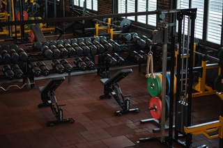 Blick auf den Hantelbank mit Kurzhanteln bis zu 130 kg.