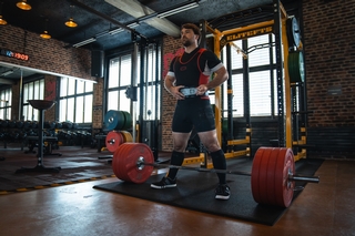 Kunde bereitet sich auf einen schweren Satz Deadlifts vor.