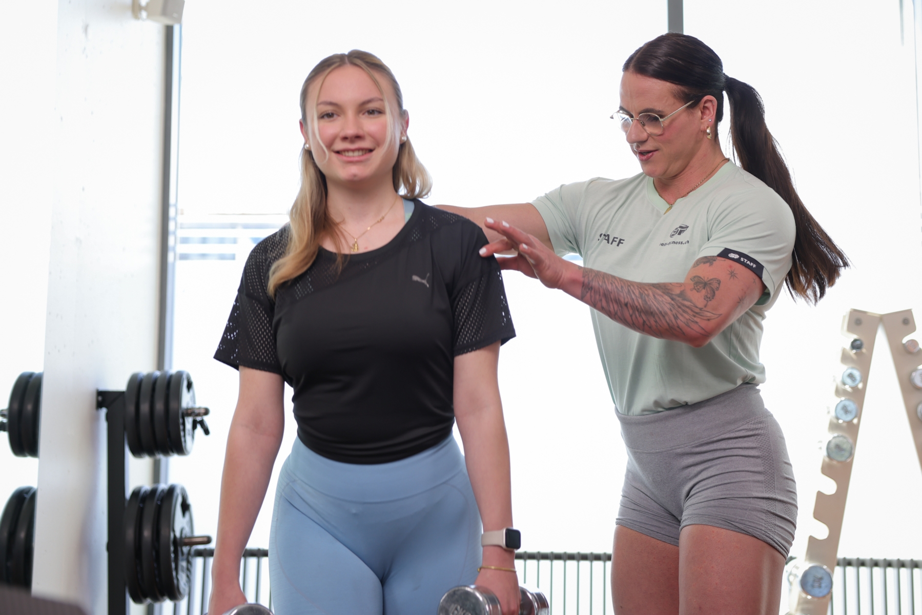 Trainierende Person am Keiser Functional Trainer