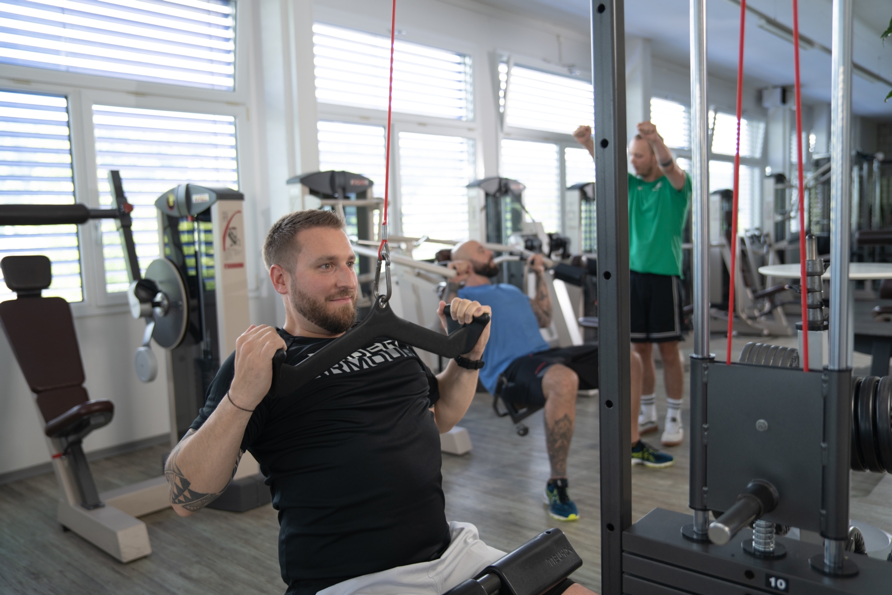 Trainierende Person am Keiser Functional Trainer
