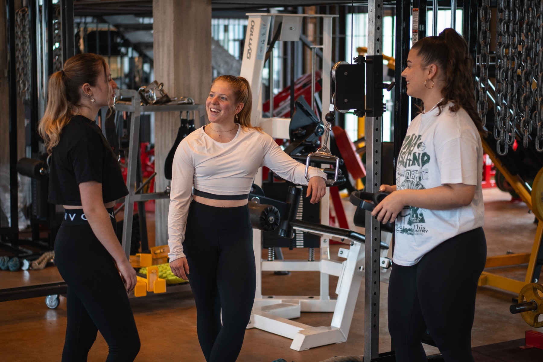 Trainierende hat zwei Kolleginnen zum Training mitgebracht.