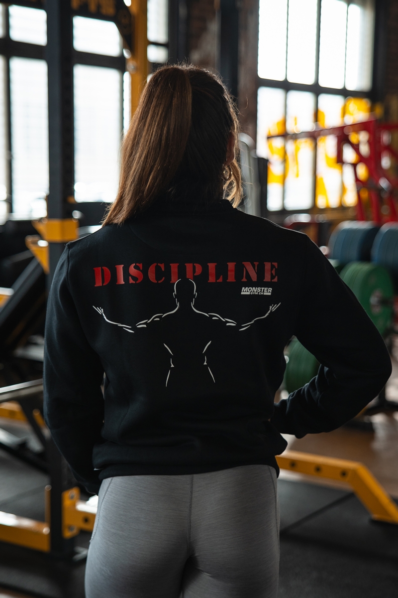 Sportlerin mit Zip-Pullover in Rückansicht.