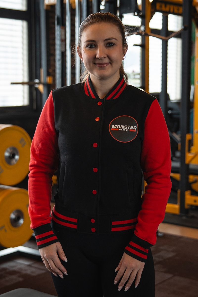 Sportlerin mit College Jacke in Frontansicht.