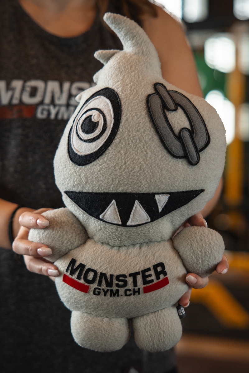 Kundin präsentiert das monster-gym.ch Maskottchen