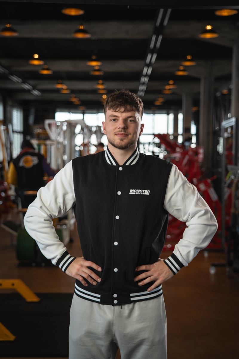 Sportler mit College Jacke in Frontansicht.
