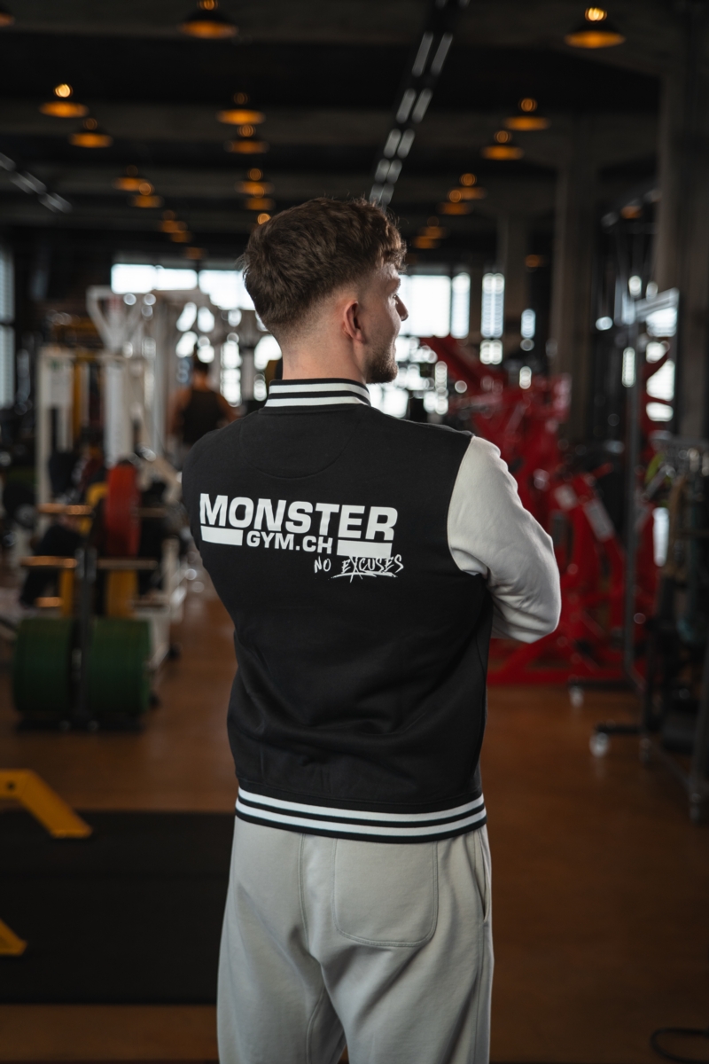 Sportler mit College Jacke in Rückansicht.