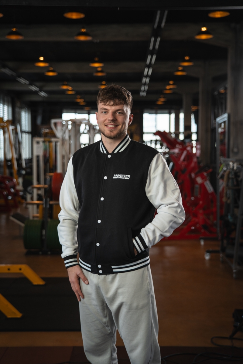 Sportler mit College Jacke in Frontansicht.