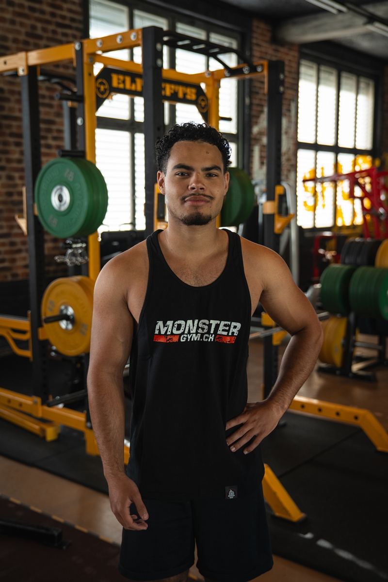 Sportler mit dem Stringer Tank in Frontansicht.