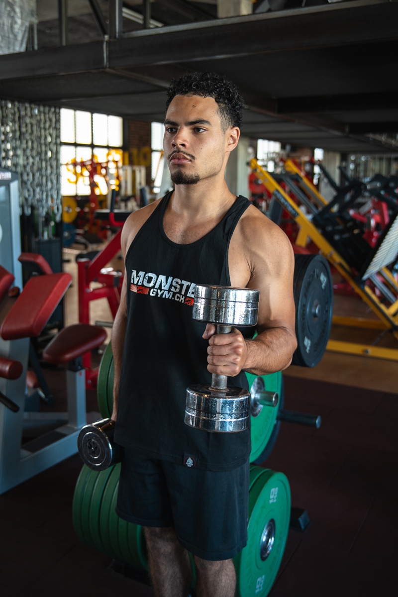 Sportler mit dem Stringer Tank während dem Training.