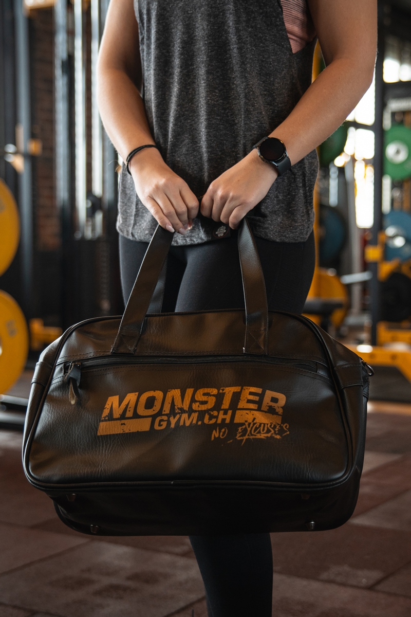 Kundin präsentiert den Gymbag Retro, Seitenansicht.