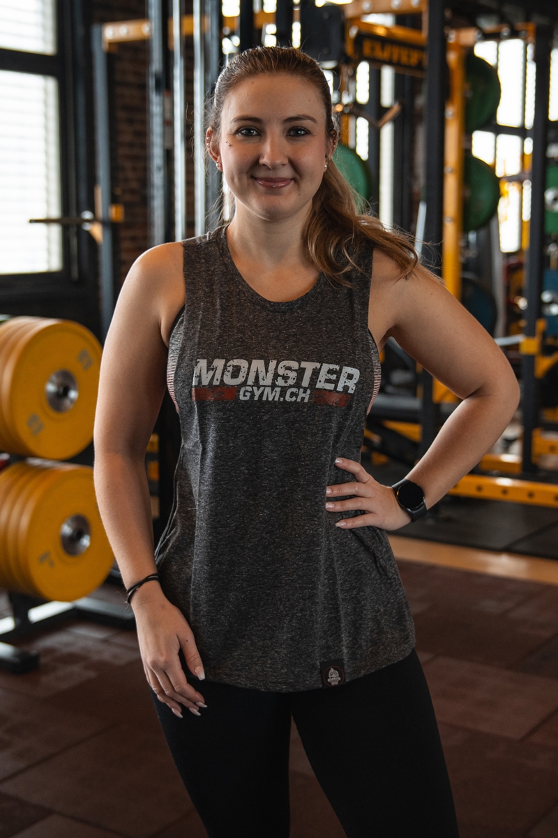 Sportlerin mit einem Tank Top in Frontansicht.