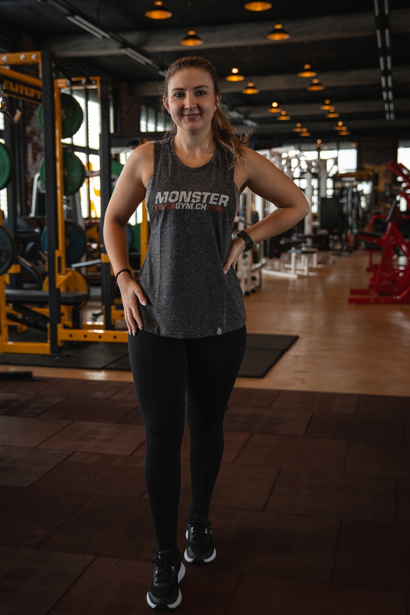 Sportlerin mit einem Tank Top in Frontansicht.