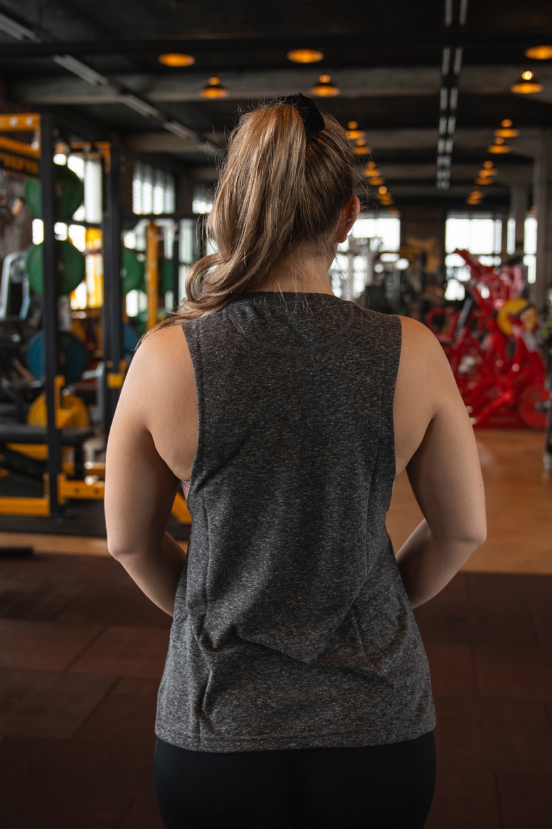 Sportlerin mit einem Tank Top in Rückansicht.