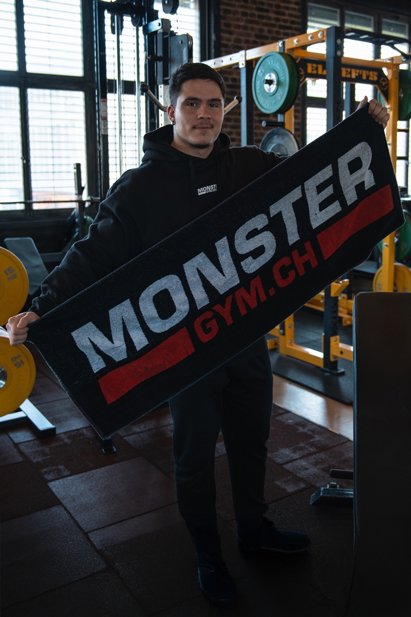 Sportler präsentiert das monster-gym.ch Trainingstuch.